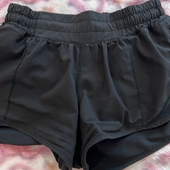 🪩Black Lululemon Hotty Hots! 2.5in Inseam! Size 2! Perfect Condition!🪩 - Picture 2 of 8